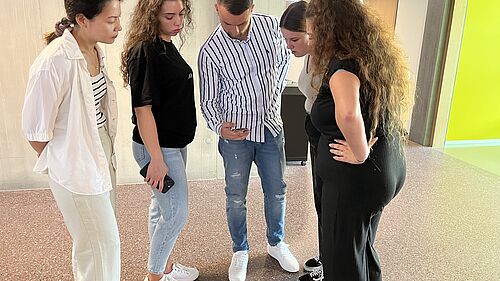 Gruppe auf Schnitzeljagd